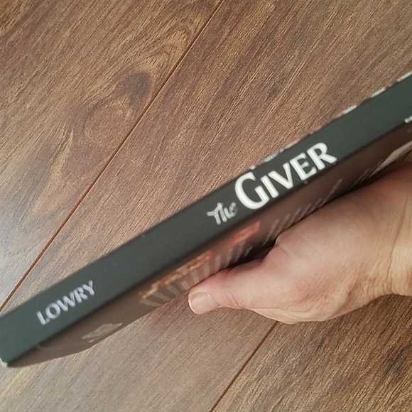 The Giver book - Picture 3 of 4
